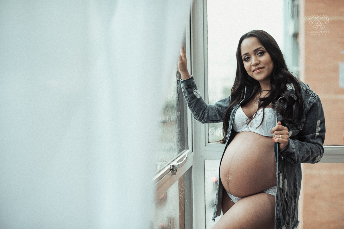 ensaio gestante book de gravida feito em santos no estudio da fotografa premiada Nayara Andrade com fotos leves, gestante de lingerie e jeans com luz natural e fotos espontaneas.