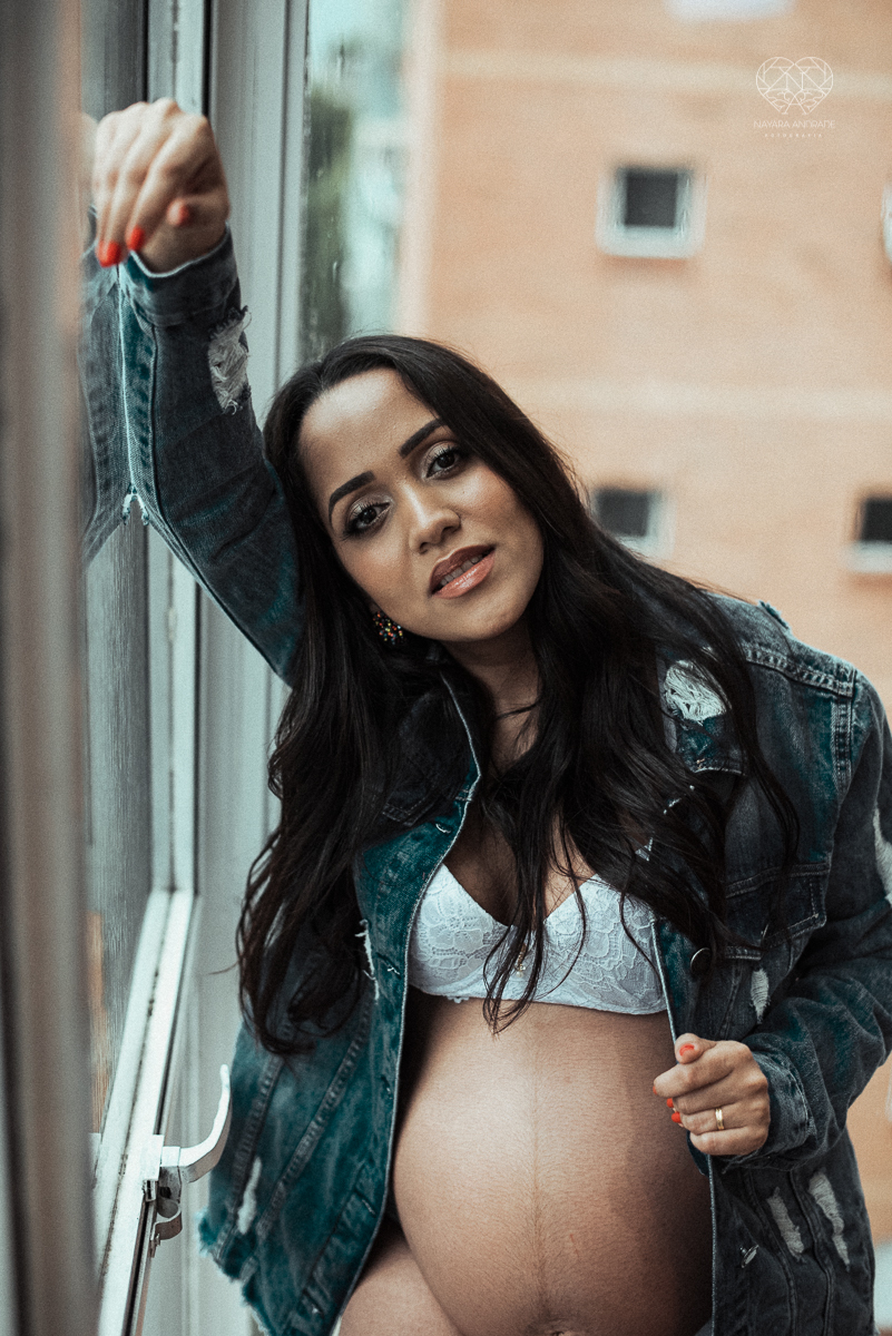 ensaio gestante book de gravida feito em santos no estudio da fotografa premiada Nayara Andrade com fotos leves, gestante de lingerie e jeans com luz natural e fotos espontaneas.