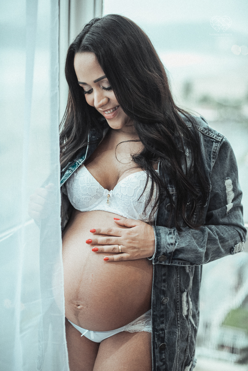 ensaio gestante book de gravida feito em santos no estudio da fotografa premiada Nayara Andrade com fotos leves, gestante de lingerie e jeans com luz natural e fotos espontaneas.