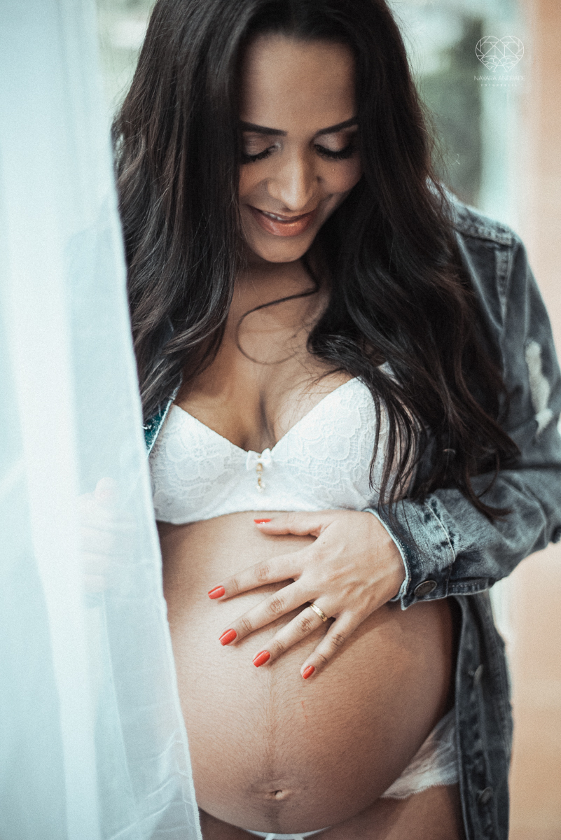 ensaio gestante book de gravida feito em santos no estudio da fotografa premiada Nayara Andrade com fotos leves, gestante de lingerie e jeans com luz natural e fotos espontaneas.