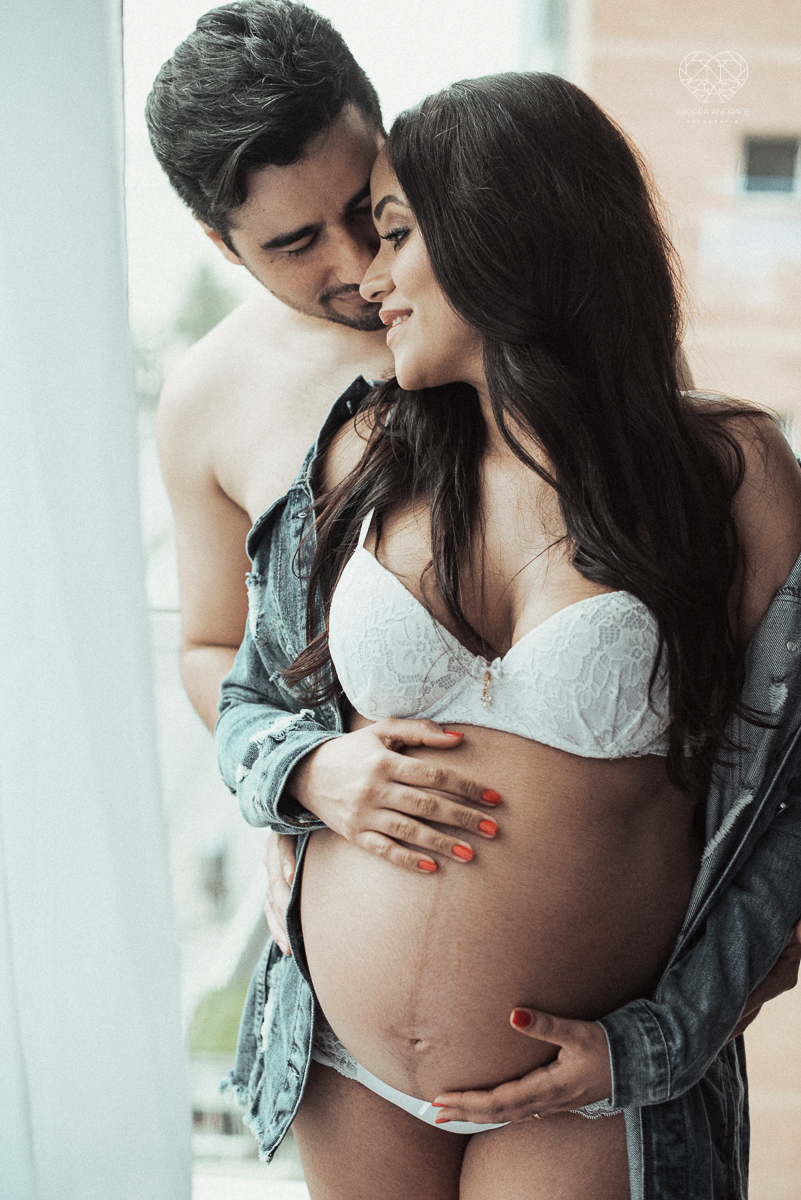 ensaio gestante book de gravida feito em santos no estudio da fotografa premiada Nayara Andrade com fotos leves, gestante de lingerie e jeans com luz natural e fotos espontaneas.