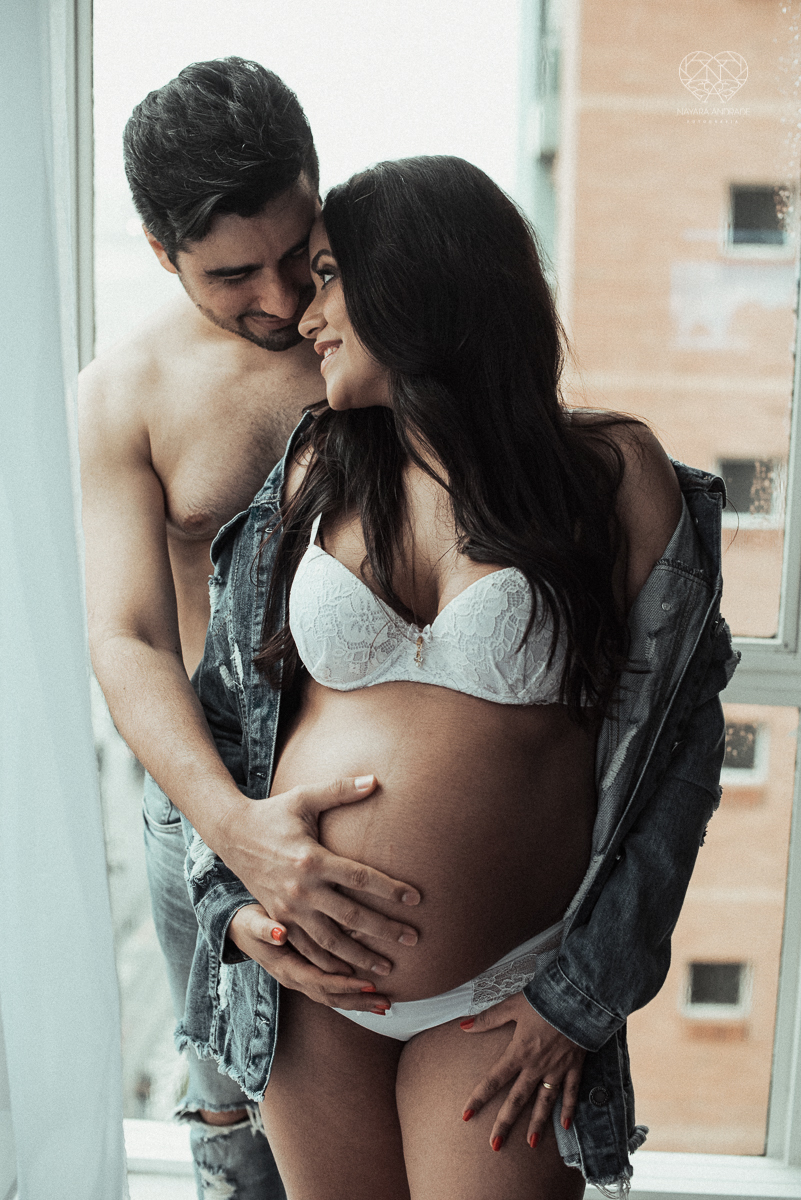 ensaio gestante book de gravida feito em santos no estudio da fotografa premiada Nayara Andrade com fotos leves, gestante de lingerie e jeans com luz natural e fotos espontaneas.