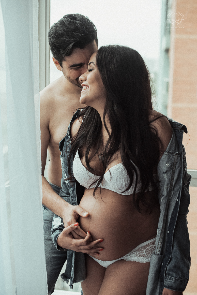 ensaio gestante book de gravida feito em santos no estudio da fotografa premiada Nayara Andrade com fotos leves, gestante de lingerie e jeans com luz natural e fotos espontaneas.