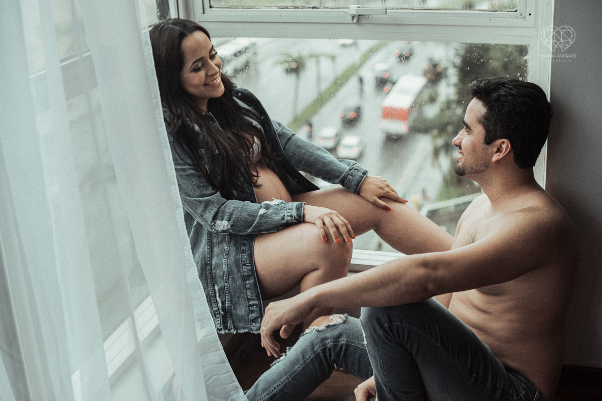 ensaio gestante book de gravida feito em santos no estudio da fotografa premiada Nayara Andrade com fotos leves, gestante de lingerie e jeans com luz natural e fotos espontaneas.