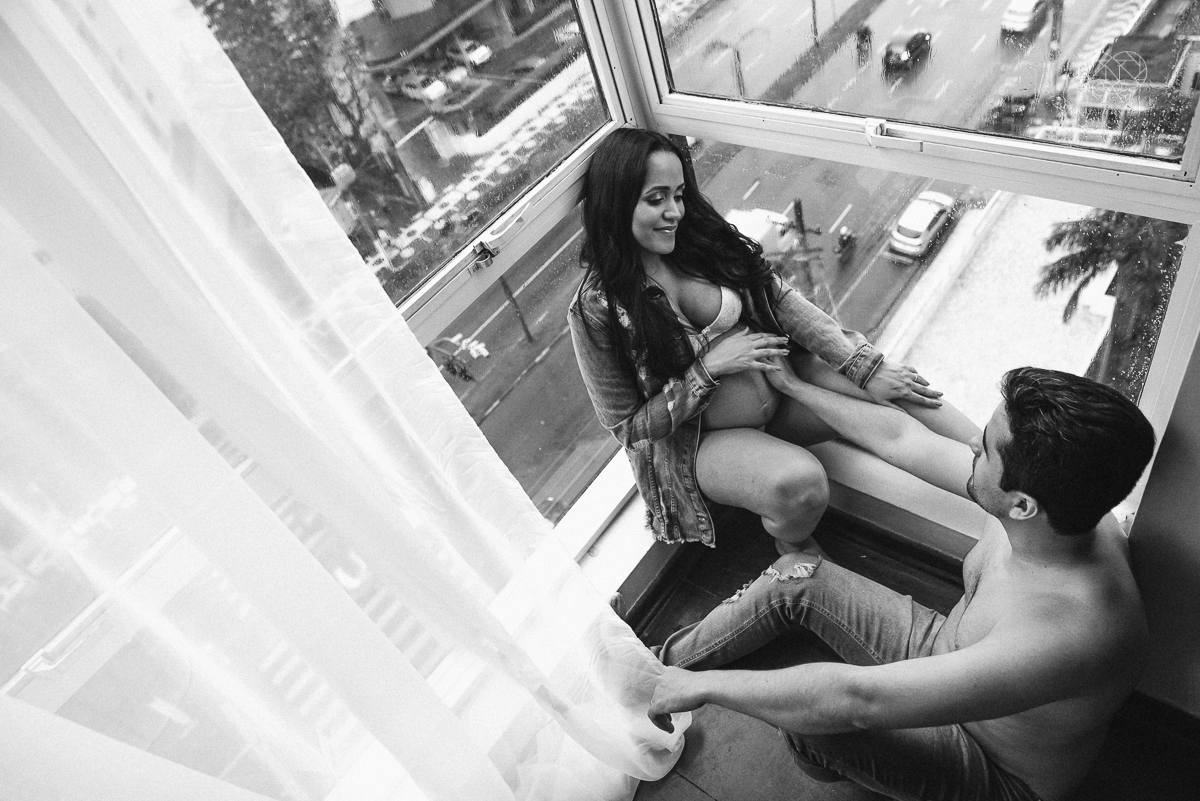 ensaio gestante book de gravida feito em santos no estudio da fotografa premiada Nayara Andrade com fotos leves, gestante de lingerie e jeans com luz natural e fotos espontaneas.