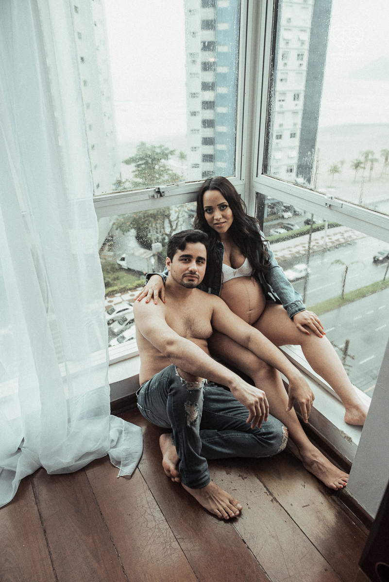 ensaio gestante book de gravida feito em santos no estudio da fotografa premiada Nayara Andrade com fotos leves, gestante de lingerie e jeans com luz natural e fotos espontaneas.