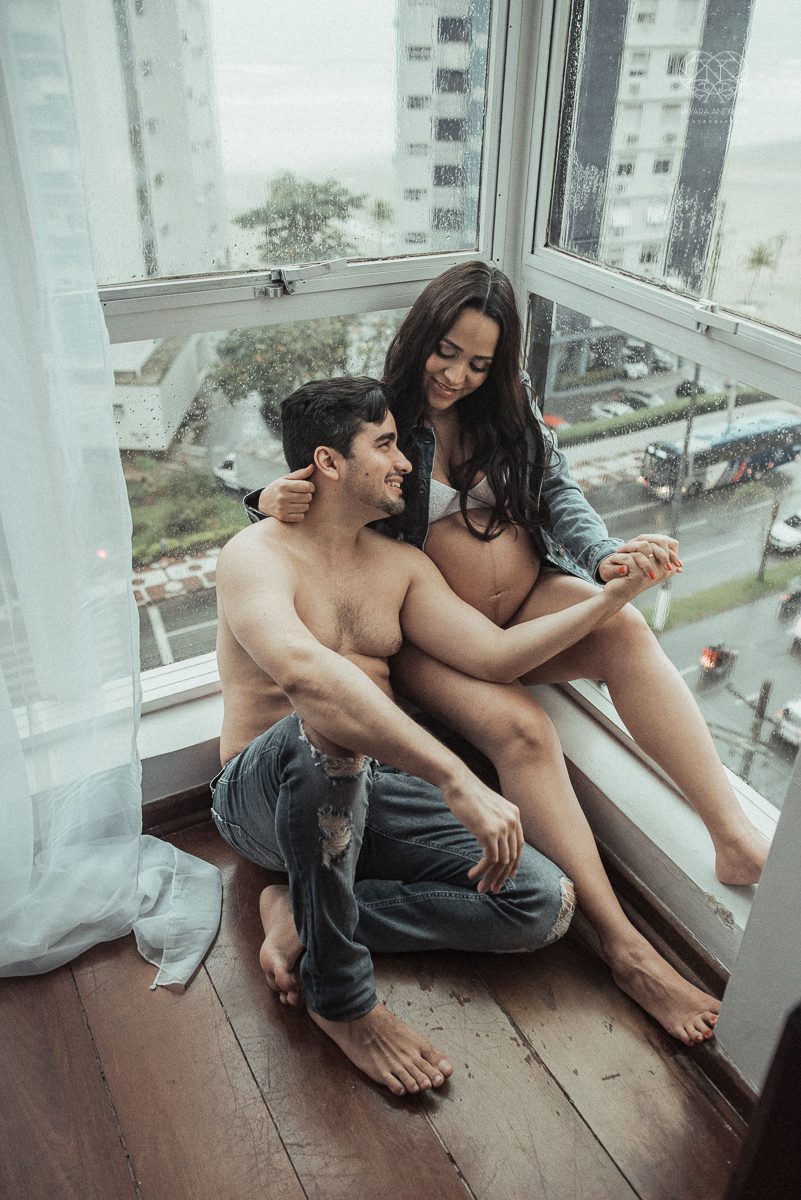 ensaio gestante book de gravida feito em santos no estudio da fotografa premiada Nayara Andrade com fotos leves, gestante de lingerie e jeans com luz natural e fotos espontaneas.