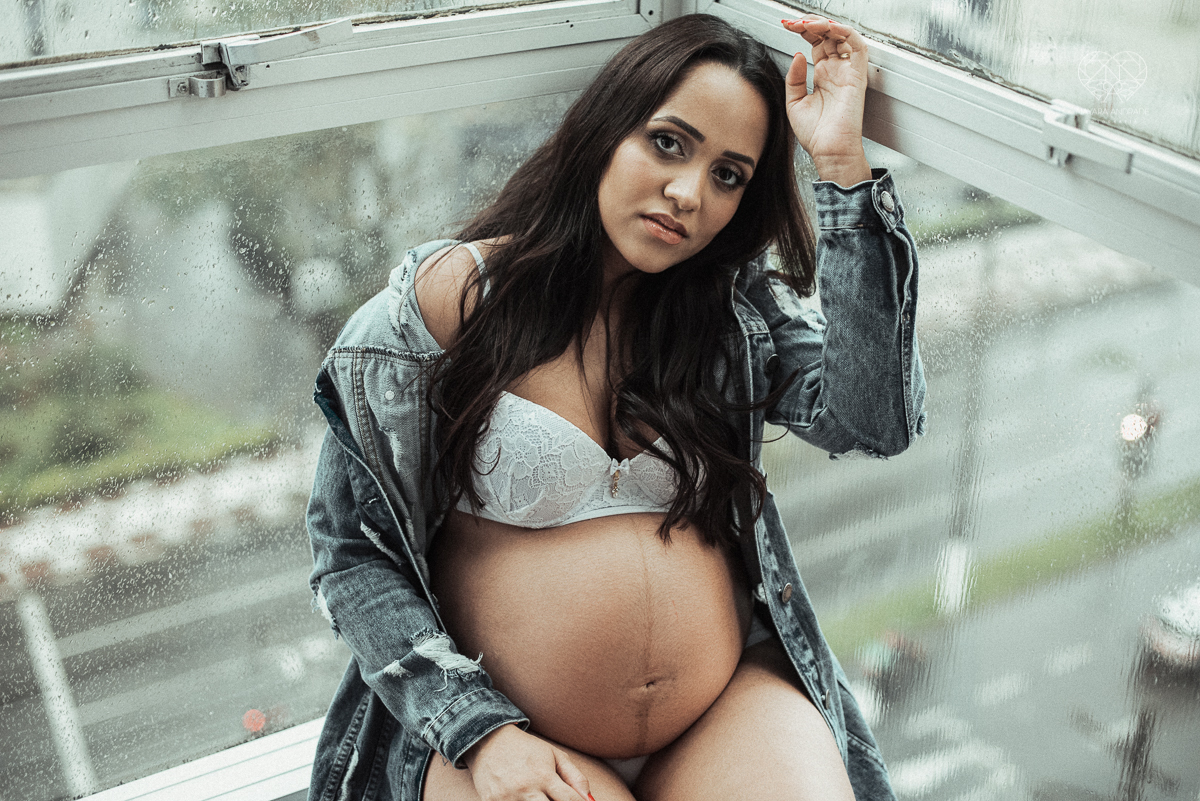 ensaio gestante book de gravida feito em santos no estudio da fotografa premiada Nayara Andrade com fotos leves, gestante de lingerie e jeans com luz natural e fotos espontaneas.
