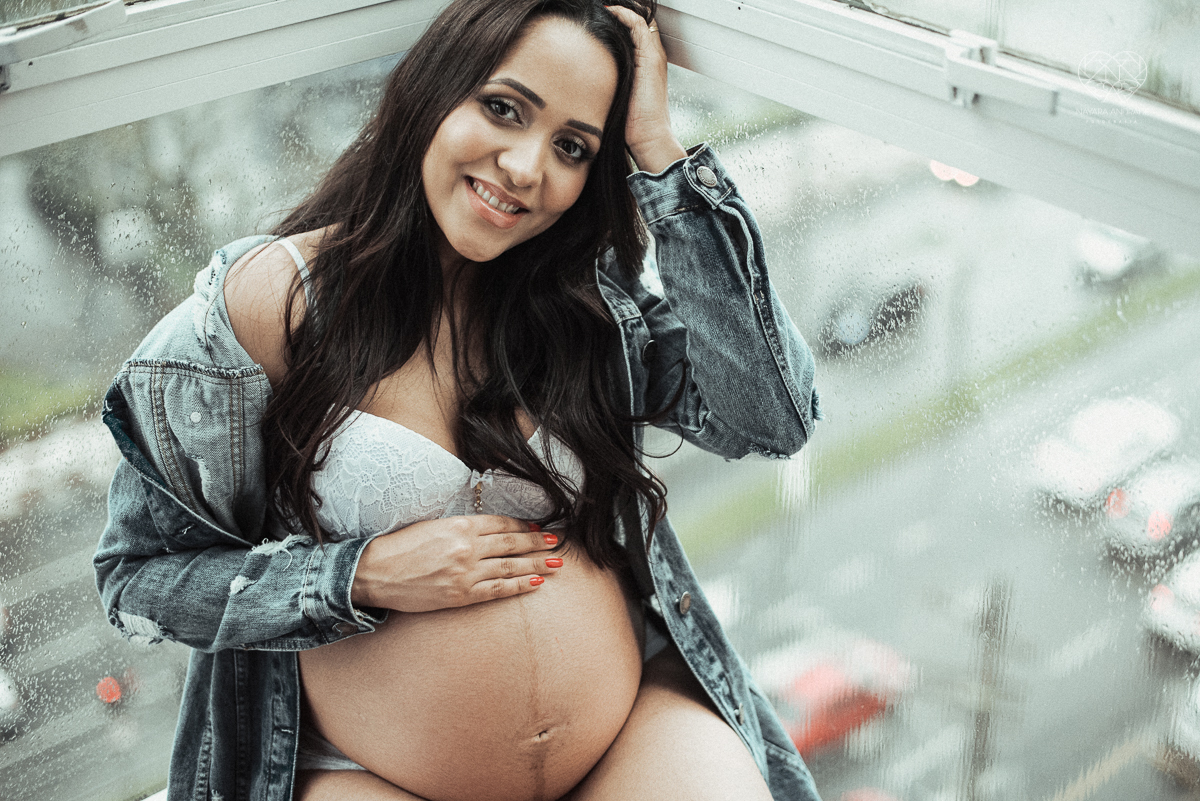 ensaio gestante book de gravida feito em santos no estudio da fotografa premiada Nayara Andrade com fotos leves, gestante de lingerie e jeans com luz natural e fotos espontaneas.