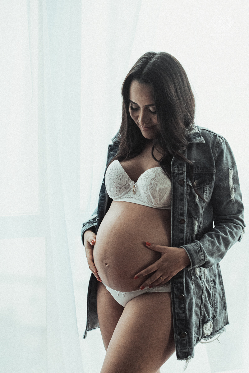 ensaio gestante book de gravida feito em santos no estudio da fotografa premiada Nayara Andrade com fotos leves, gestante de lingerie e jeans com luz natural e fotos espontaneas.