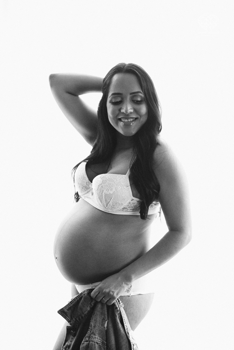 ensaio gestante book de gravida feito em santos no estudio da fotografa premiada Nayara Andrade com fotos ensaio gestante book de gravida feito em santos no estudio da fotografa premileves, gestante de lingerie e jeans com luz natural e fotos espontaneas.