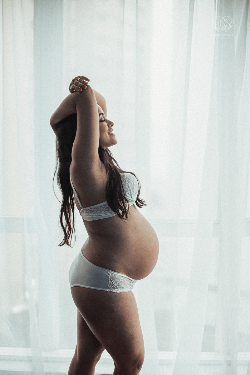 ensaio gestante book de gravida feito em santos no estudio da fotografa premiada Nayara Andrade com fotos leves, gestante de lingerie e jeans com luz natural e fotos espontaneas.