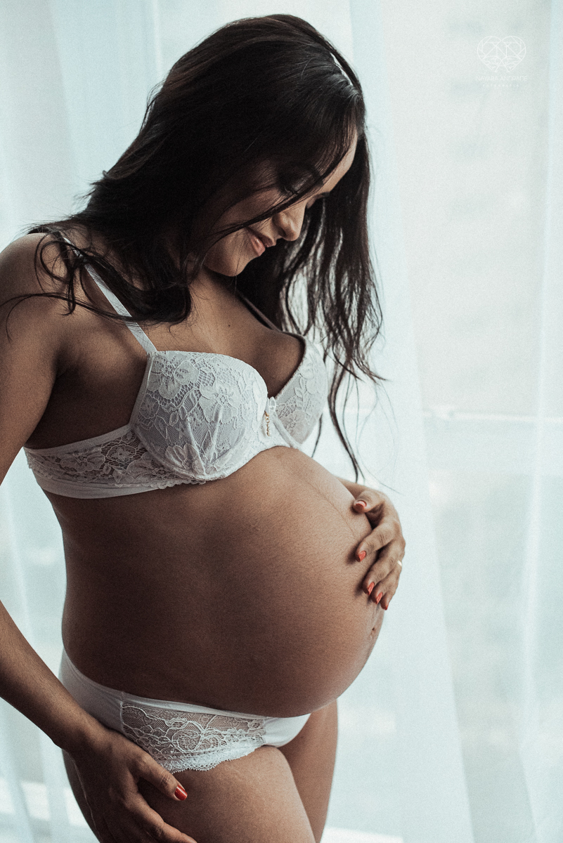 ensaio gestante book de gravida feito em santos no estudio da fotografa premiada Nayara Andrade com fotos leves, gestante de lingerie e jeans com luz natural e fotos espontaneas.