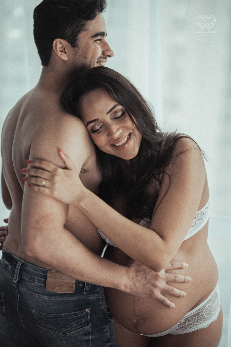 ensaio gestante book de gravida feito em santos no estudio da fotografa premiada Nayara Andrade com fotos leves, gestante de lingerie e jeans com luz natural e fotos espontaneas.