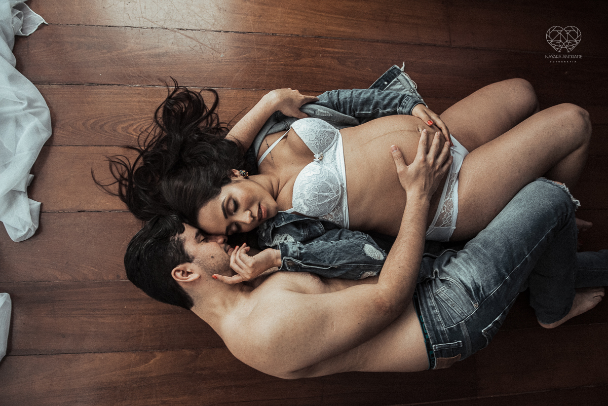 ensaio gestante book de gravida feito em santos no estudio da fotografa premiada Nayara Andrade com fotos leves, gestante de lingerie e jeans com luz natural e fotos espontaneas.