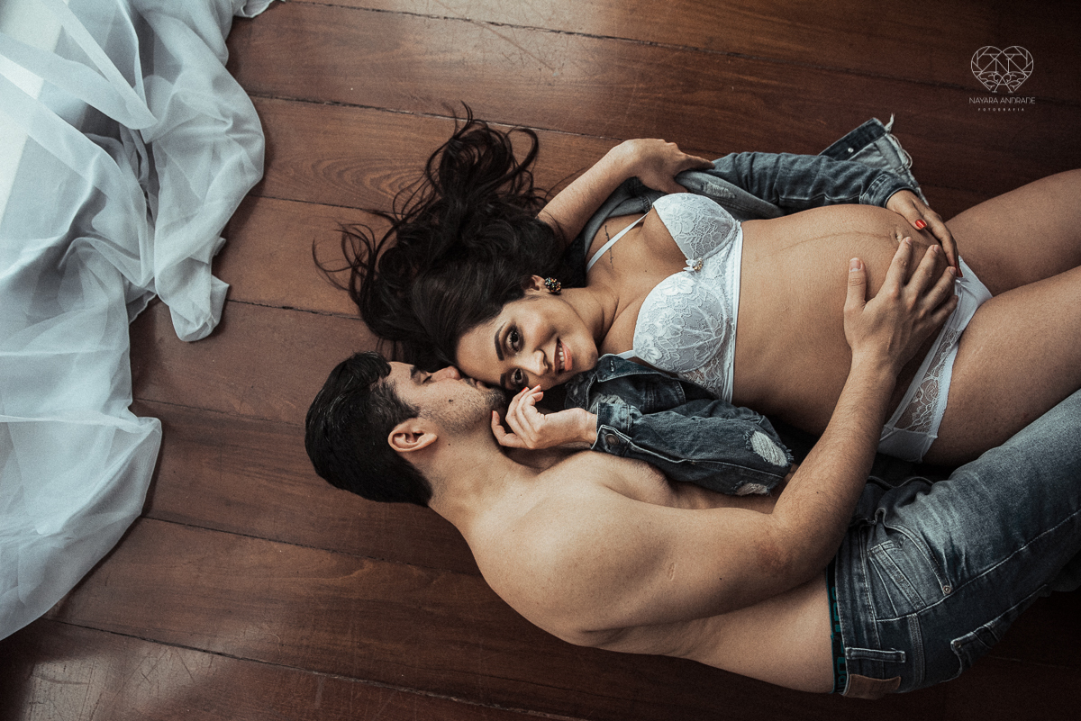 ensaio gestante book de gravida feito em santos no estudio da fotografa premiada Nayara Andrade com fotos leves, gestante de lingerie e jeans com luz natural e fotos espontaneas.