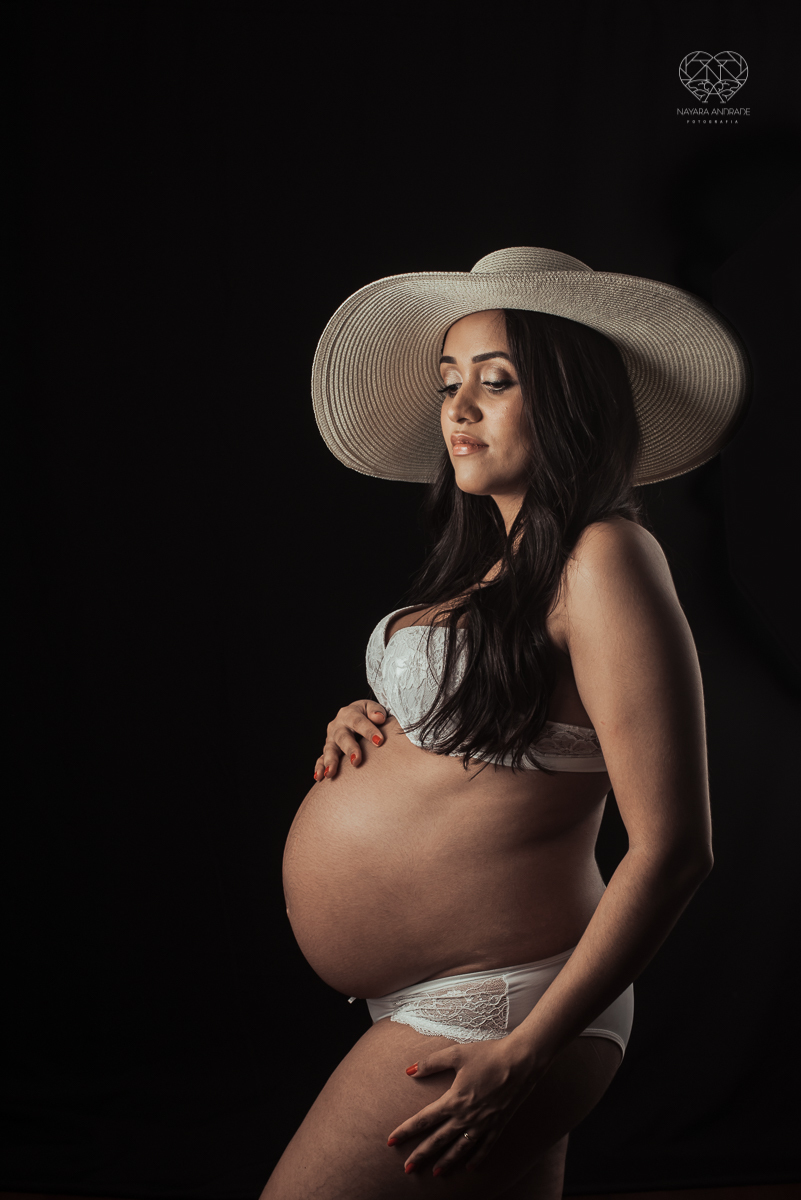 ensaio gestante em estudio book gestante com fotos em santos no escritorio da fotografa nayara andrade fotos artisticas com luzes e sombras e casal estiloso. Gestante em lingerie e chapeu