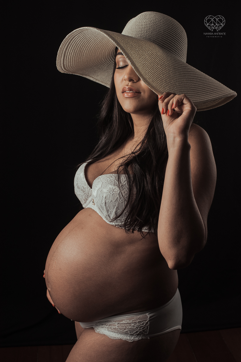 ensaio gestante em estudio book gestante com fotos em santos no escritorio da fotografa nayara andrade fotos artisticas com luzes e sombras e casal estiloso. Gestante em lingerie e chapeu