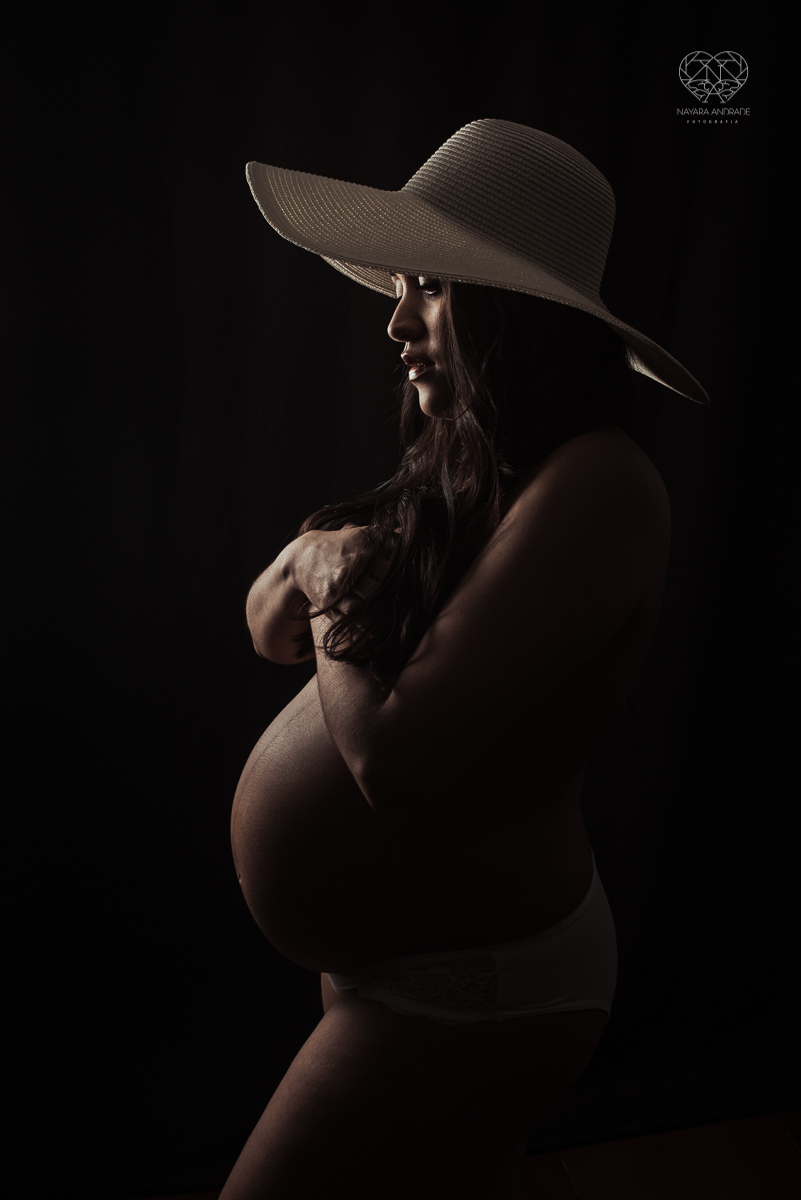 ensaio gestante em estudio book gestante com fotos em santos no escritorio da fotografa nayara andrade fotos artisticas com luzes e sombras e casal estiloso. Gestante em lingerie e chapeu