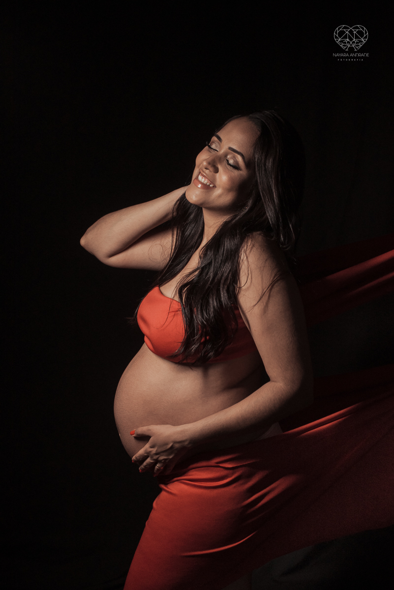 ensaio gestante em estudio book gestante com fotos em santos no escritorio da fotografa nayara andrade fotos artisticas com luzes e sombras e casal estiloso. Gestante em lingerie e chapeu