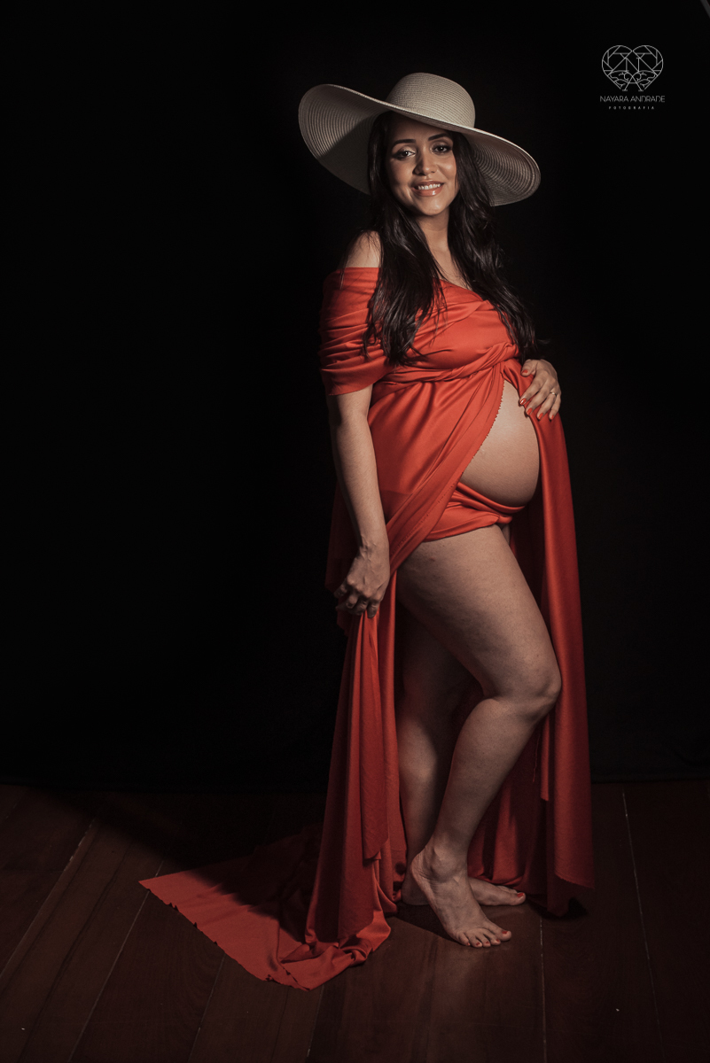 ensaio gestante em estudio book gestante com fotos em santos no escritorio da fotografa nayara andrade fotos artisticas com luzes e sombras e casal estiloso. Gestante em lingerie e chapeu