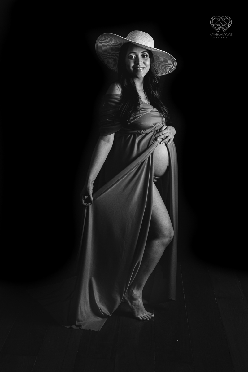 ensaio gestante em estudio book gestante com fotos em santos no escritorio da fotografa nayara andrade fotos artisticas com luzes e sombras e casal estiloso. Gestante em lingerie e chapeu