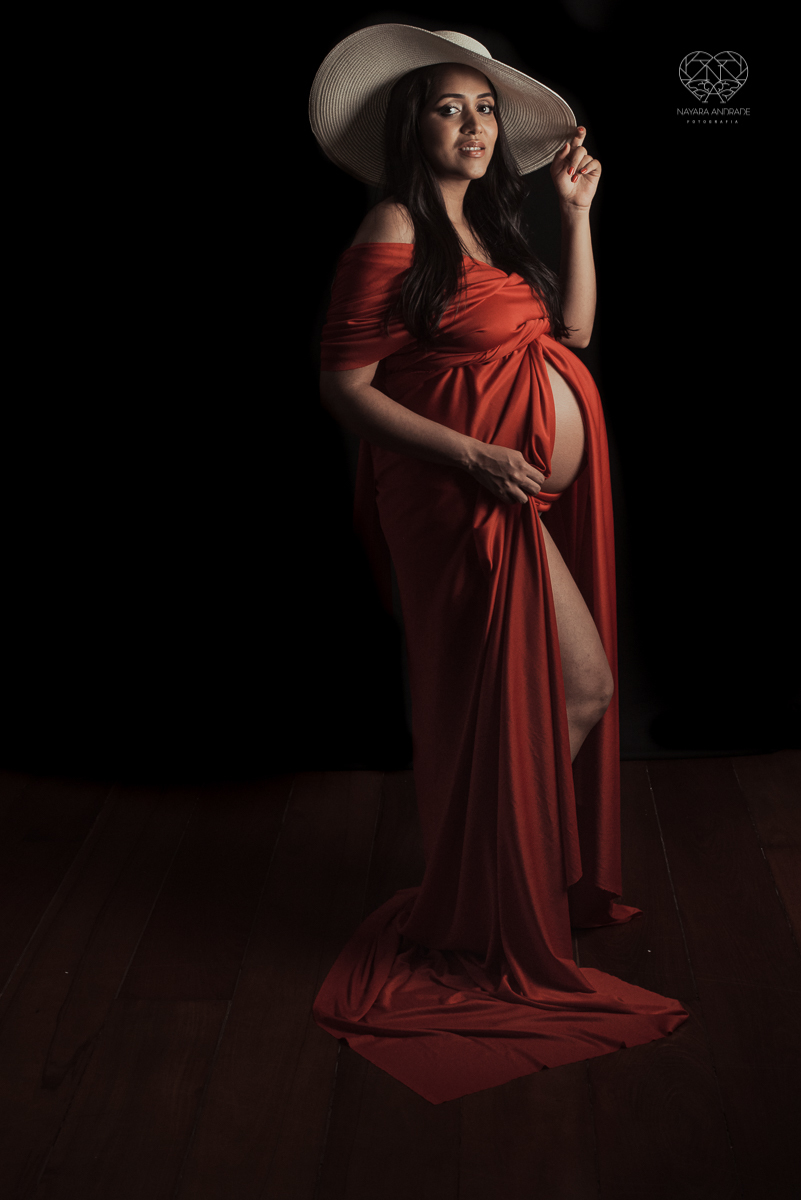 ensaio gestante em estudio book gestante com fotos em santos no escritorio da fotografa nayara andrade fotos artisticas com luzes e sombras e casal estiloso. Gestante em lingerie e chapeu