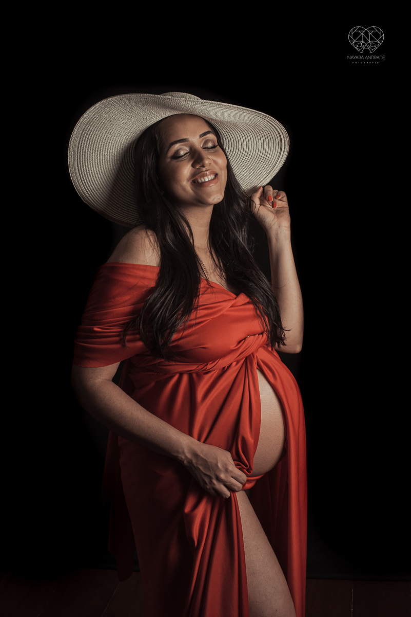 ensaio gestante em estudio book gestante com fotos em santos no escritorio da fotografa nayara andrade fotos artisticas com luzes e sombras e casal estiloso. Gestante em lingerie e chapeu