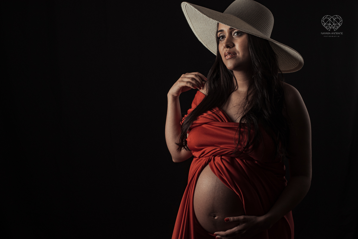 ensaio gestante em estudio book gestante com fotos em santos no escritorio da fotografa nayara andrade fotos artisticas com luzes e sombras e casal estiloso. Gestante em lingerie e chapeu