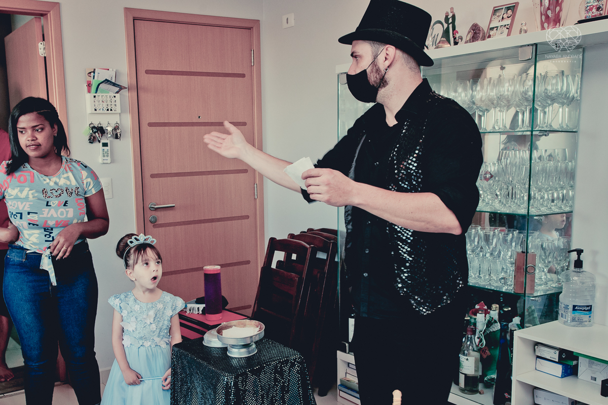 Festa infantil em casa com tema da cinderela fotografado pela fotografa premiada nayara andrade em santos litoral de sao paulo  aniversario de menina com quatro anos e familiares na sala de casa fotos com emoção e arte e edição infantil