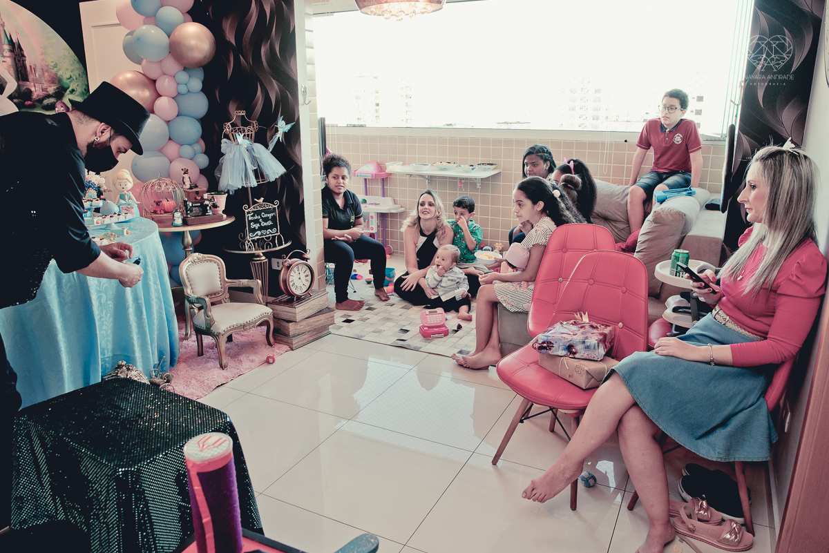 Festa infantil em casa com tema da cinderela fotografado pela fotografa premiada nayara andrade em santos litoral de sao paulo  aniversario de menina com quatro anos e familiares na sala de casa fotos com emoção e arte e edição infantil