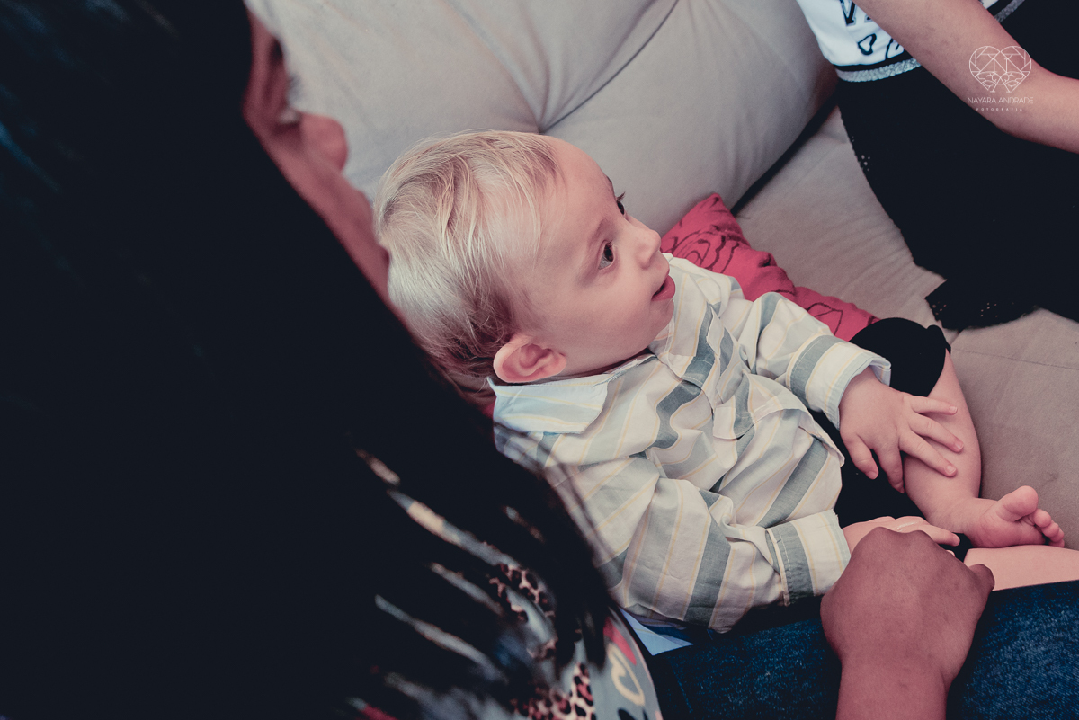 Festa infantil em casa com tema da cinderela fotografado pela fotografa premiada nayara andrade em santos litoral de sao paulo  aniversario de menina com quatro anos e familiares na sala de casa fotos com emoção e arte e edição infantil