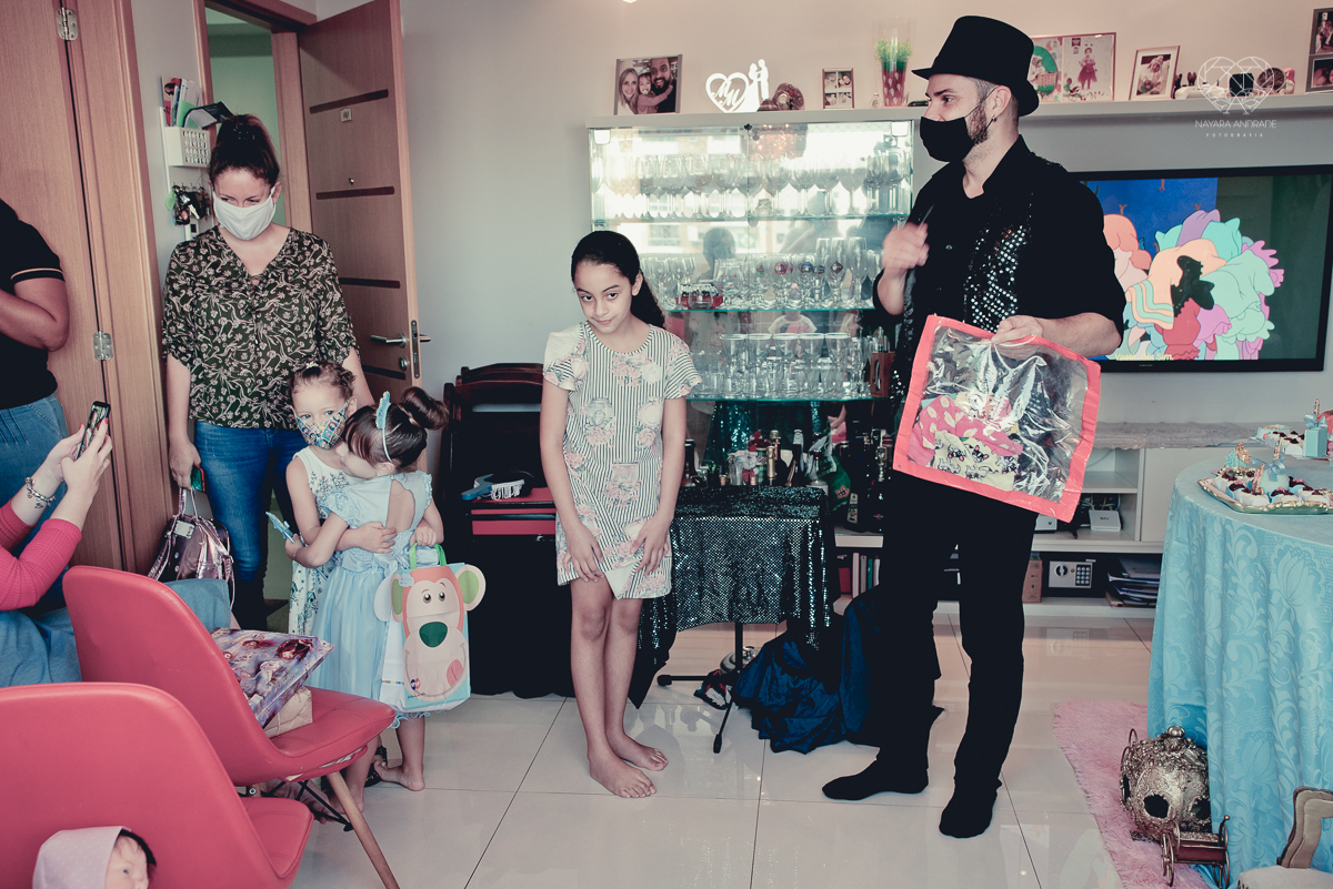 Festa infantil em casa com tema da cinderela fotografado pela fotografa premiada nayara andrade em santos litoral de sao paulo  aniversario de menina com quatro anos e familiares na sala de casa fotos com emoção e arte e edição infantil