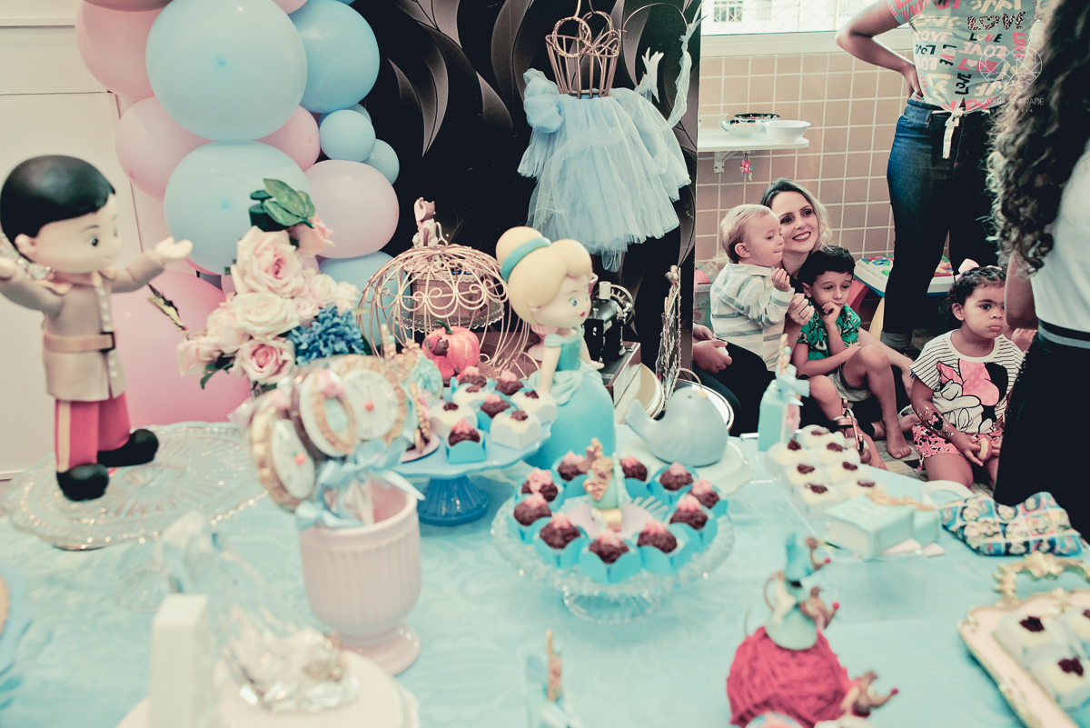 Festa infantil em casa com tema da cinderela fotografado pela fotografa premiada nayara andrade em santos litoral de sao paulo  aniversario de menina com quatro anos e familiares na sala de casa fotos com emoção e arte e edição infantil