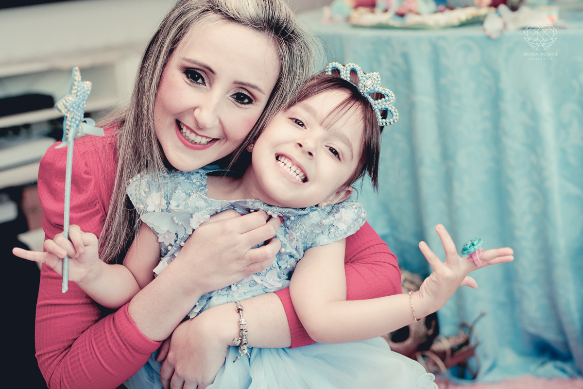 Festa infantil em casa com tema da cinderela fotografado pela fotografa premiada nayara andrade em santos litoral de sao paulo  aniversario de menina com quatro anos e familiares na sala de casa fotos com emoção e arte e edição infantil