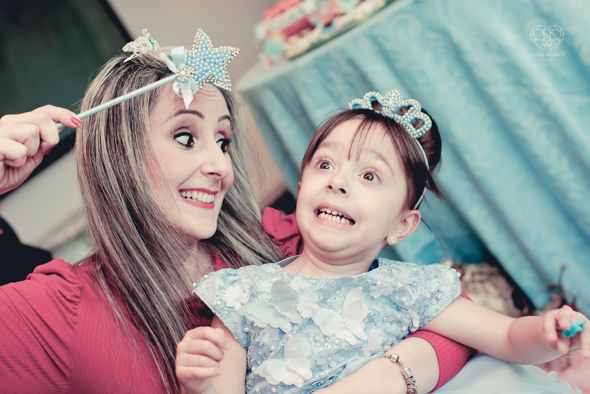 Festa infantil em casa com tema da cinderela fotografado pela fotografa premiada nayara andrade em santos litoral de sao paulo  aniversario de menina com quatro anos e familiares na sala de casa fotos com emoção e arte e edição infantil