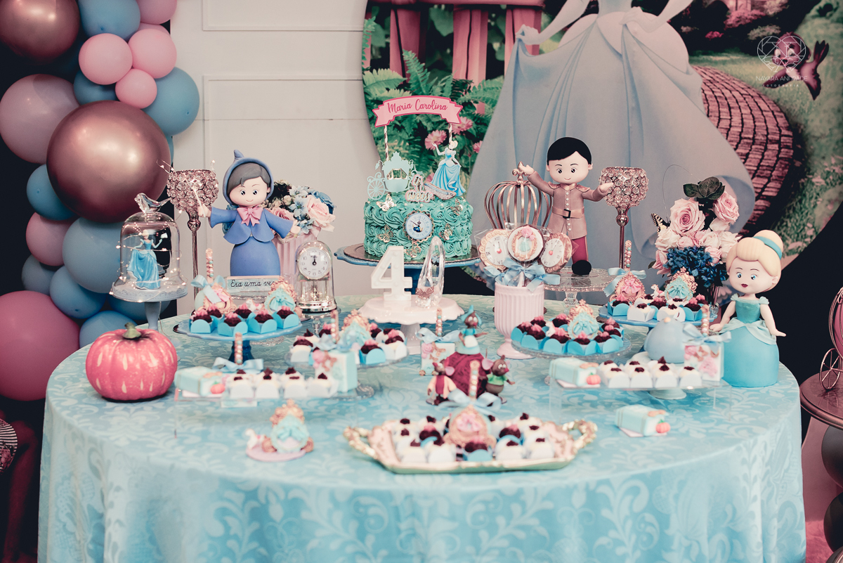 Festa infantil em casa com tema da cinderela fotografado pela fotografa premiada nayara andrade em santos litoral de sao paulo  aniversario de menina com quatro anos e familiares na sala de casa fotos com emoção e arte e edição infantil