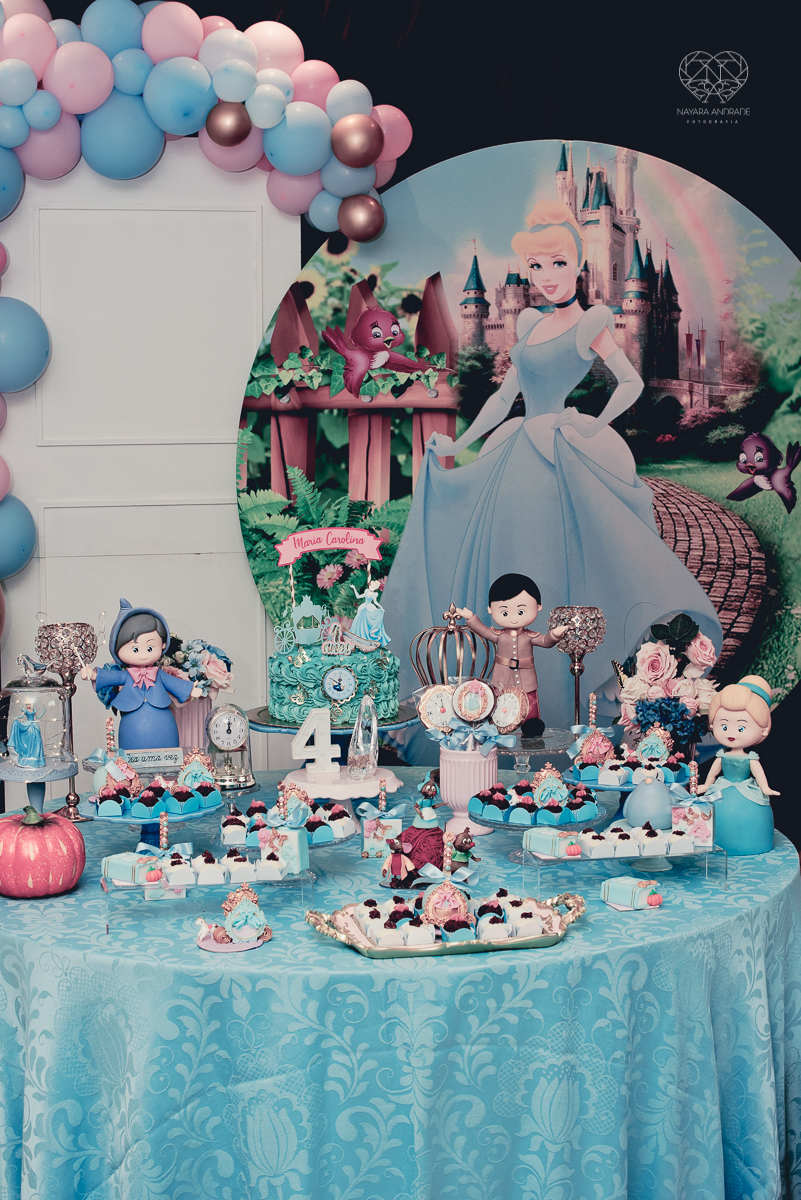 Festa infantil em casa com tema da cinderela fotografado pela fotografa premiada nayara andrade em santos litoral de sao paulo  aniversario de menina com quatro anos e familiares na sala de casa fotos com emoção e arte e edição infantil