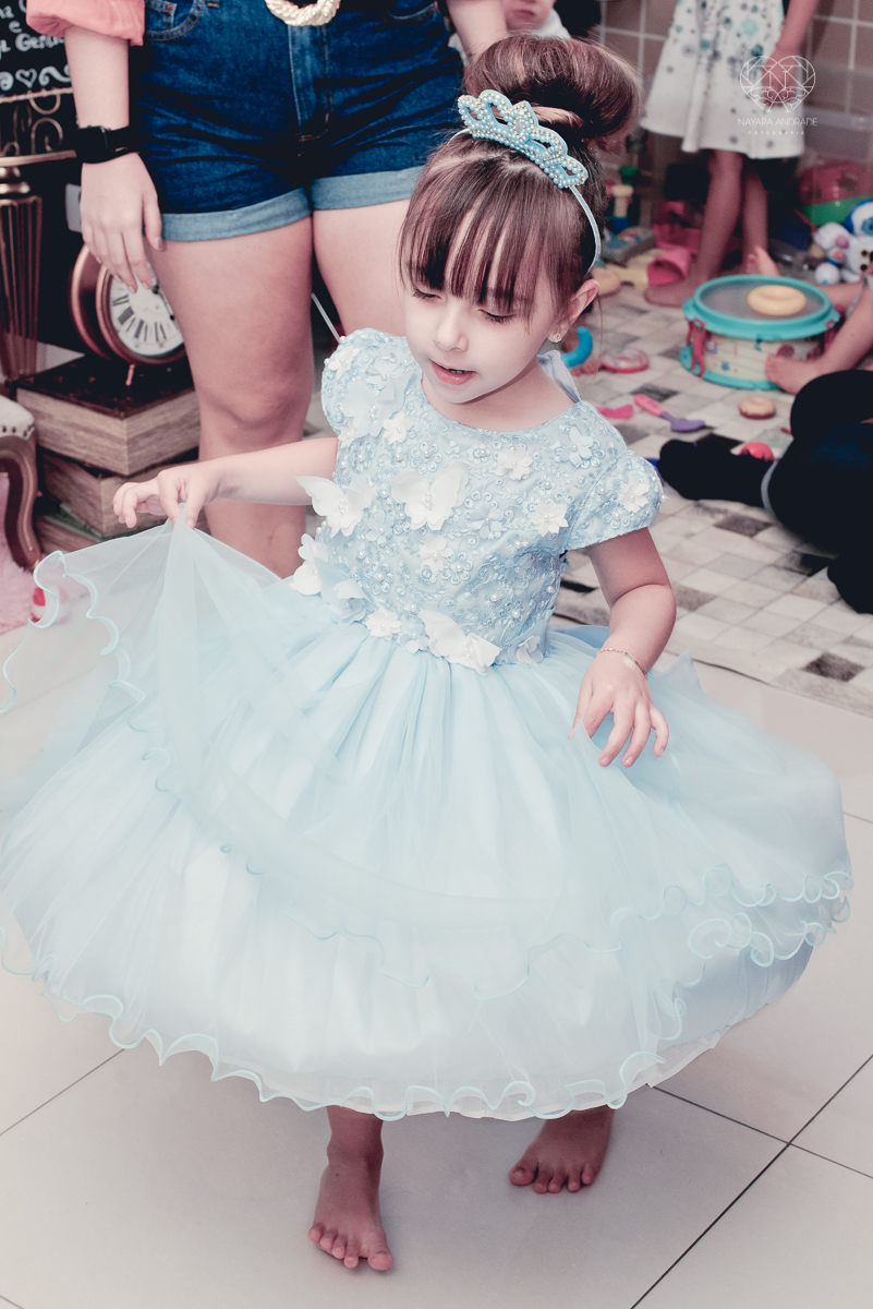 Festa infantil em casa com tema da cinderela fotografado pela fotografa premiada nayara andrade em santos litoral de sao paulo  aniversario de menina com quatro anos e familiares na sala de casa fotos com emoção e arte e edição infantil