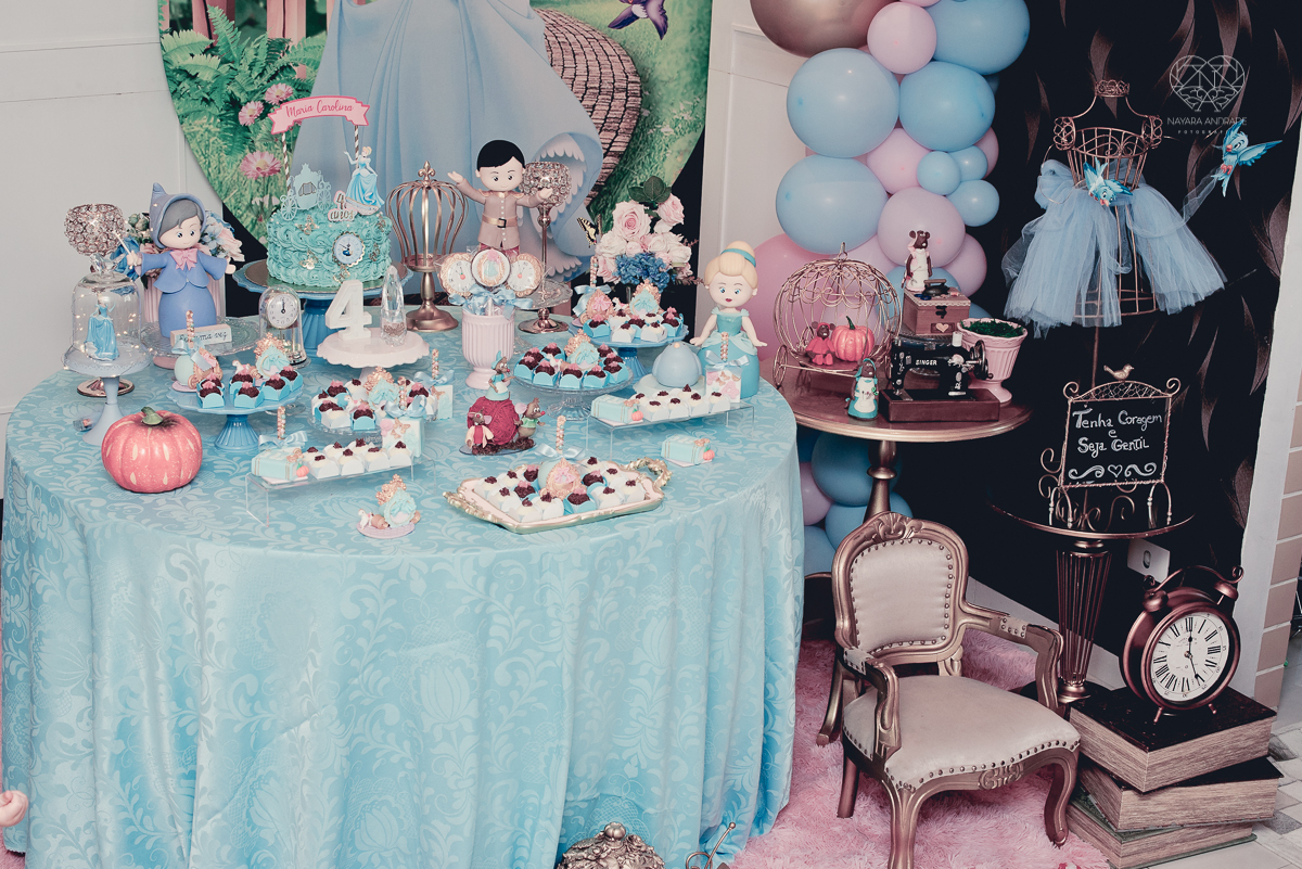 Festa infantil em casa com tema da cinderela fotografado pela fotografa premiada nayara andrade em santos litoral de sao paulo  aniversario de menina com quatro anos e familiares na sala de casa fotos com emoção e arte e edição infantil