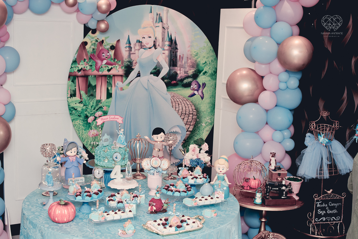 Festa infantil em casa com tema da cinderela fotografado pela fotografa premiada nayara andrade em santos litoral de sao paulo  aniversario de menina com quatro anos e familiares na sala de casa fotos com emoção e arte e edição infantil