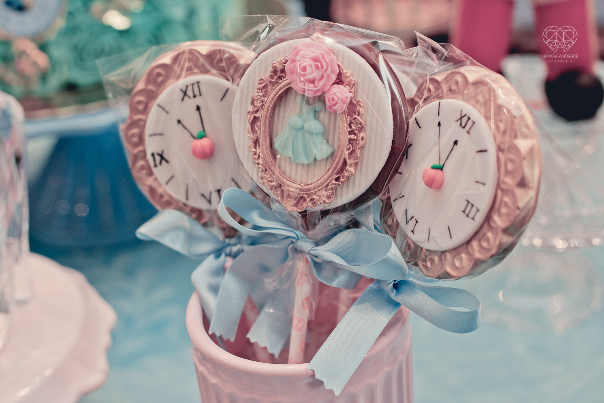 Festa infantil em casa com tema da cinderela fotografado pela fotografa premiada nayara andrade em santos litoral de sao paulo  aniversario de menina com quatro anos e familiares na sala de casa fotos com emoção e arte e edição infantil