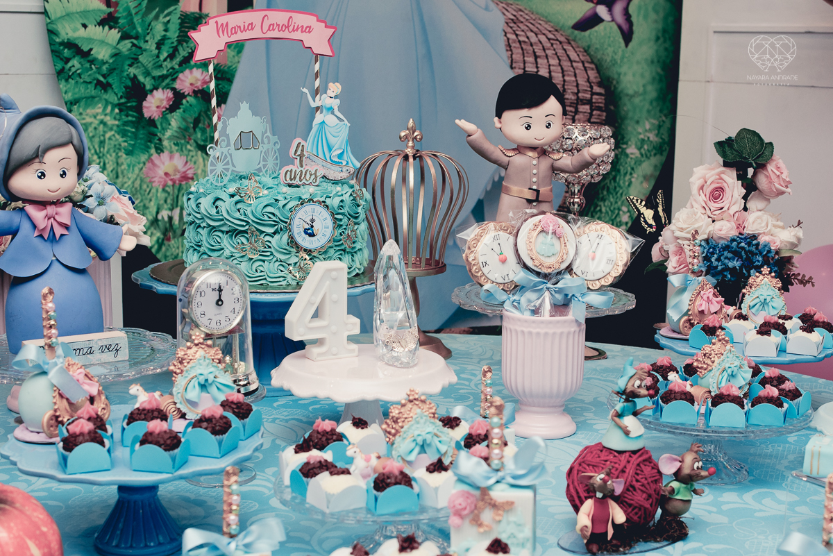 Festa infantil em casa com tema da cinderela fotografado pela fotografa premiada nayara andrade em santos litoral de sao paulo  aniversario de menina com quatro anos e familiares na sala de casa fotos com emoção e arte e edição infantil