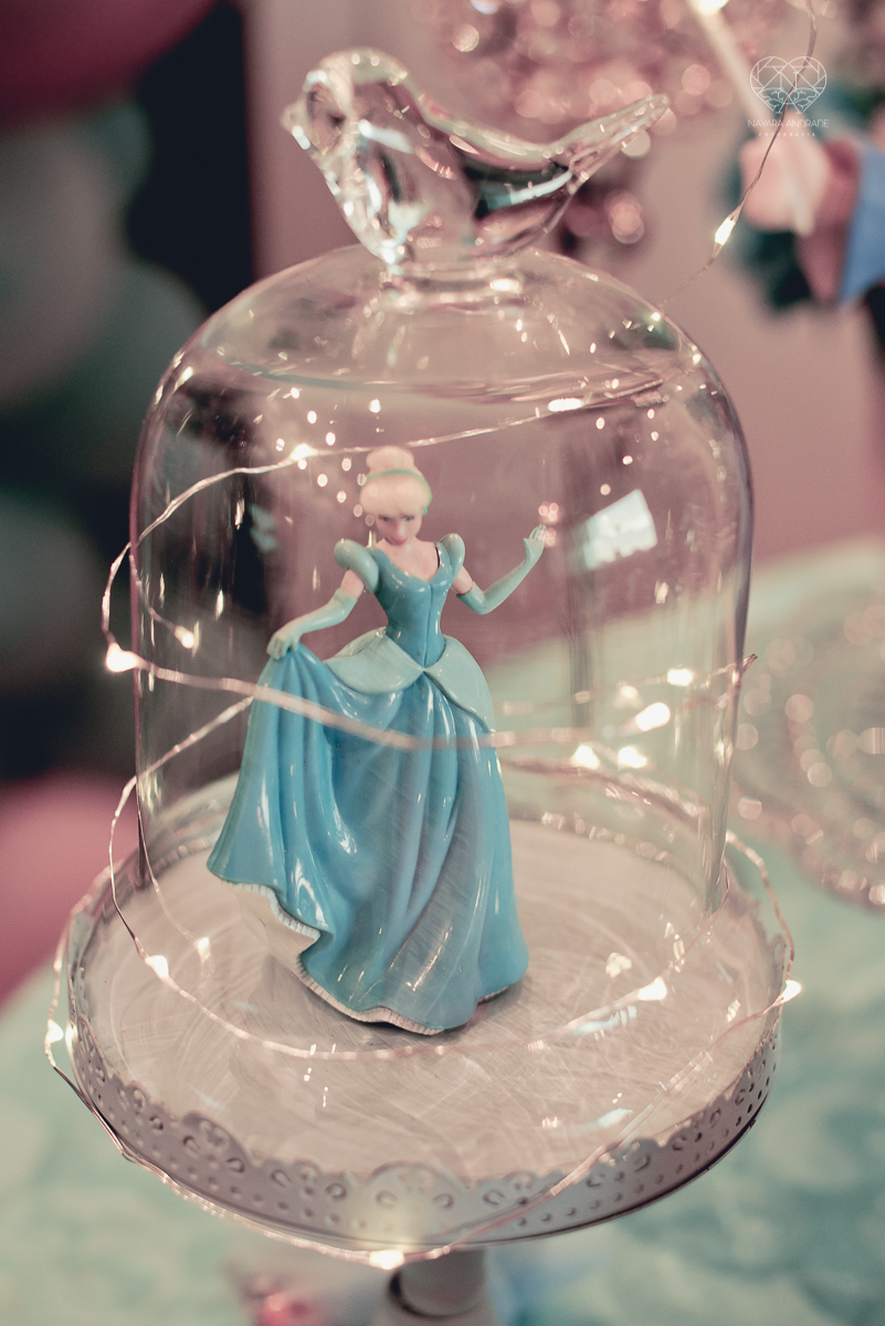 Festa infantil em casa com tema da cinderela fotografado pela fotografa premiada nayara andrade em santos litoral de sao paulo  aniversario de menina com quatro anos e familiares na sala de casa fotos com emoção e arte e edição infantil