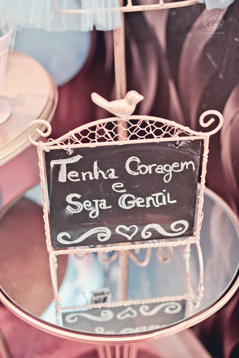 Festa infantil em casa com tema da cinderela fotografado pela fotografa premiada nayara andrade em santos litoral de sao paulo  aniversario de menina com quatro anos e familiares na sala de casa fotos com emoção e arte e edição infantil