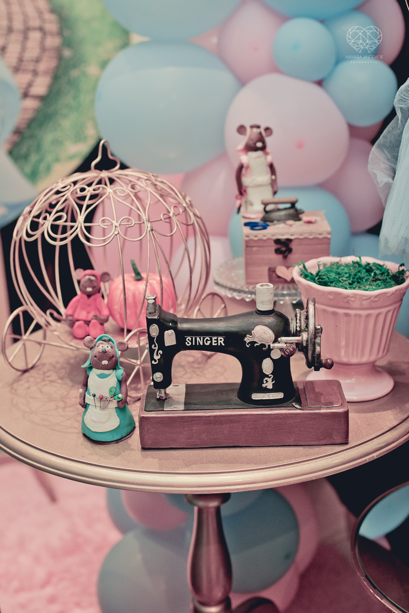 Festa infantil em casa com tema da cinderela fotografado pela fotografa premiada nayara andrade em santos litoral de sao paulo  aniversario de menina com quatro anos e familiares na sala de casa fotos com emoção e arte e edição infantil