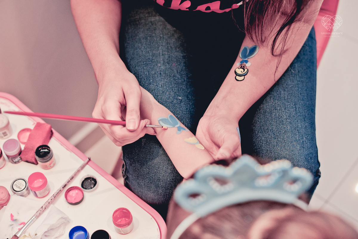 Festa infantil em casa com tema da cinderela fotografado pela fotografa premiada nayara andrade em santos litoral de sao paulo  aniversario de menina com quatro anos e familiares na sala de casa fotos com emoção e arte e edição infantil