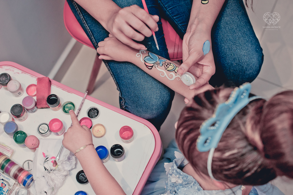 Festa infantil em casa com tema da cinderela fotografado pela fotografa premiada nayara andrade em santos litoral de sao paulo  aniversario de menina com quatro anos e familiares na sala de casa fotos com emoção e arte e edição infantil