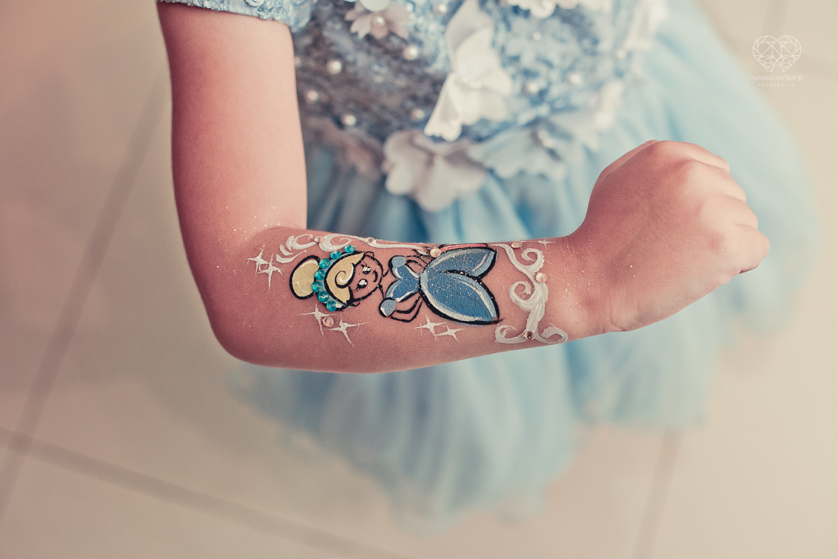 Festa infantil em casa com tema da cinderela fotografado pela fotografa premiada nayara andrade em santos litoral de sao paulo  aniversario de menina com quatro anos e familiares na sala de casa fotos com emoção e arte e edição infantil