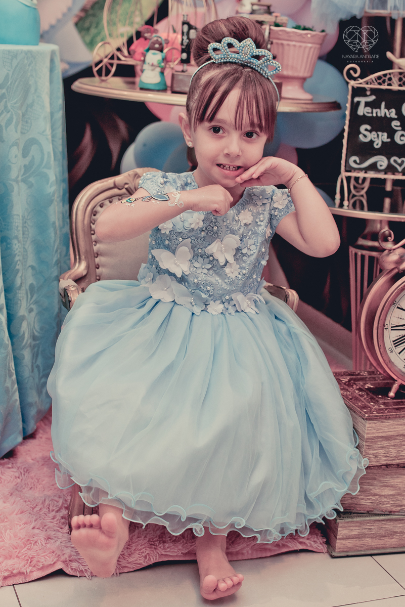 Festa infantil em casa com tema da cinderela fotografado pela fotografa premiada nayara andrade em santos litoral de sao paulo  aniversario de menina com quatro anos e familiares na sala de casa fotos com emoção e arte e edição infantil